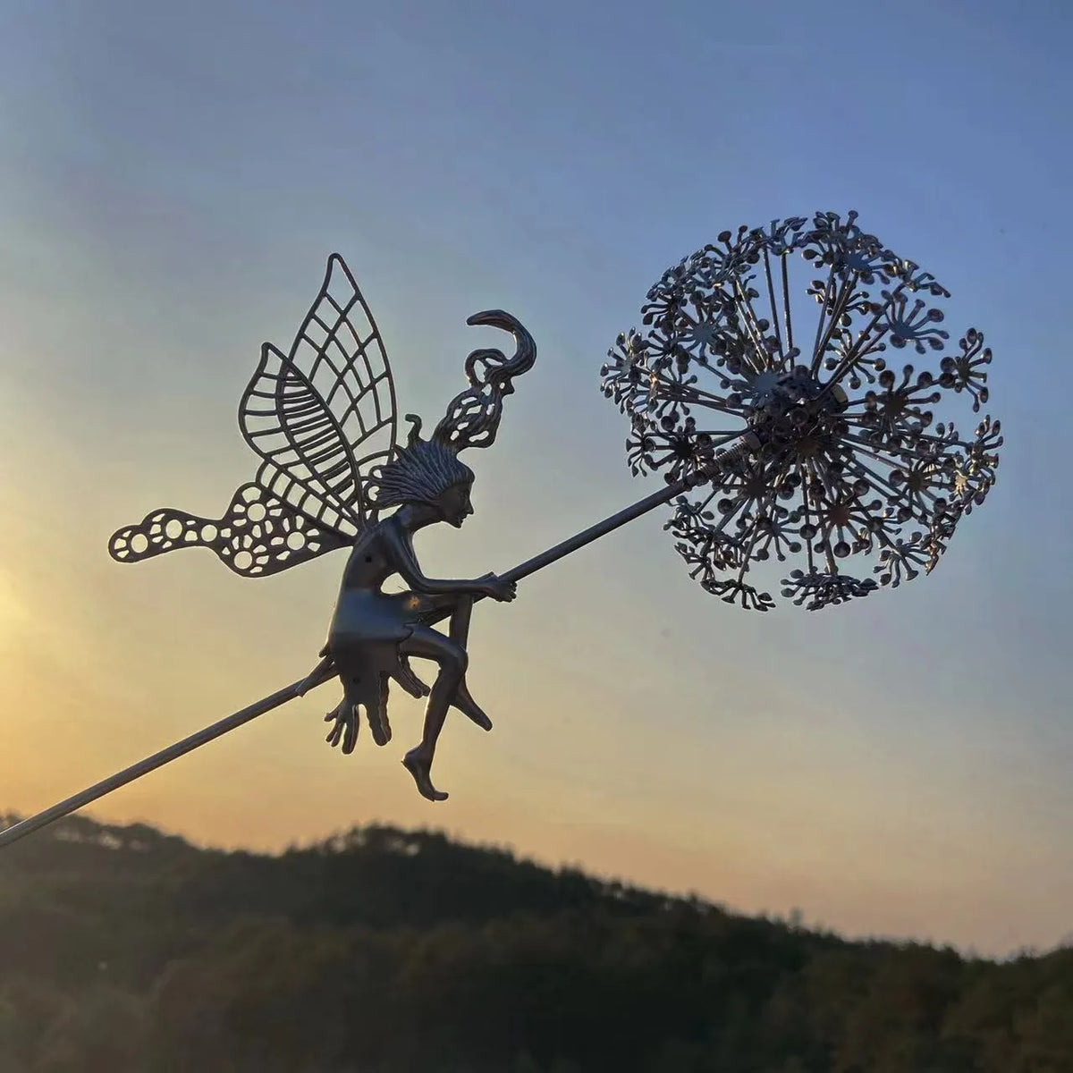 sculpture métallique artisanale fée ailes fleur stylisée filigrane moderne jardinextérieur