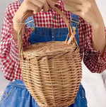 panier osier tressé naturel poignées cuir foulard rouge lunettes soleil rouges traditionnel