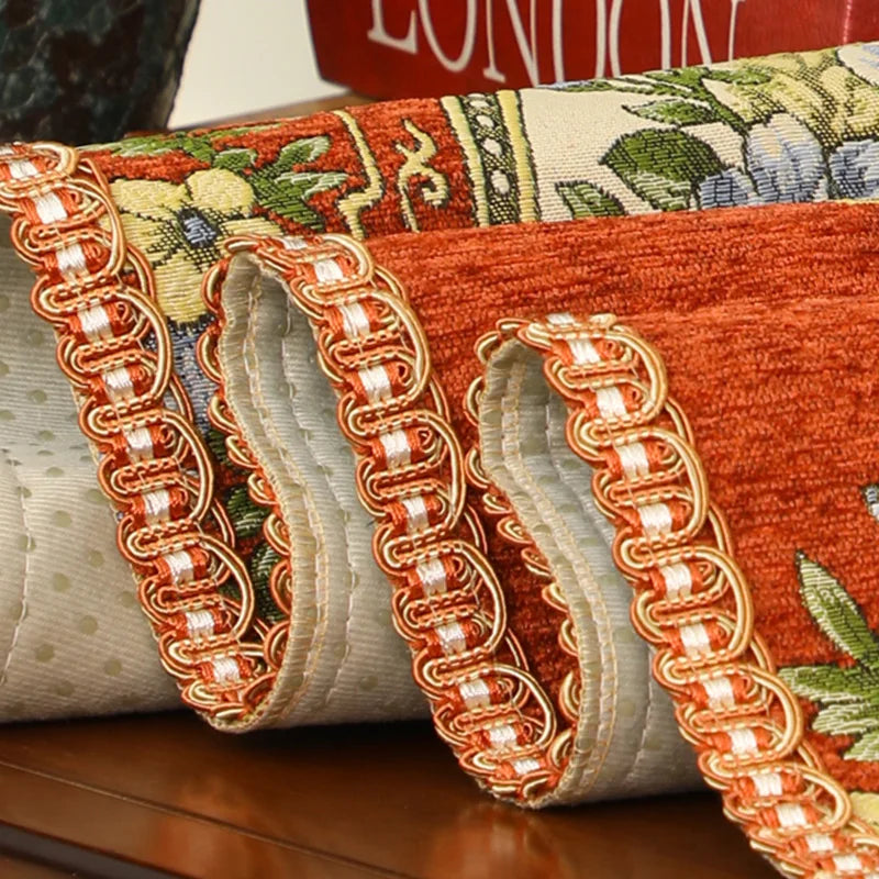 Coussin décoratif aux motifs ethniques et bordures brodées, offrant une touche chaleureuse et authentique à l'intérieur.