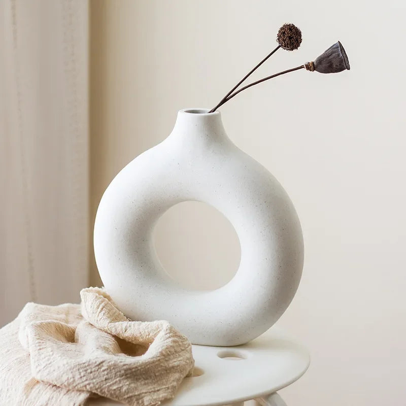 vases modernes roseclair beige noir bougies fleurssséchées décorationintérieure texturegrained minimaliste setdeco