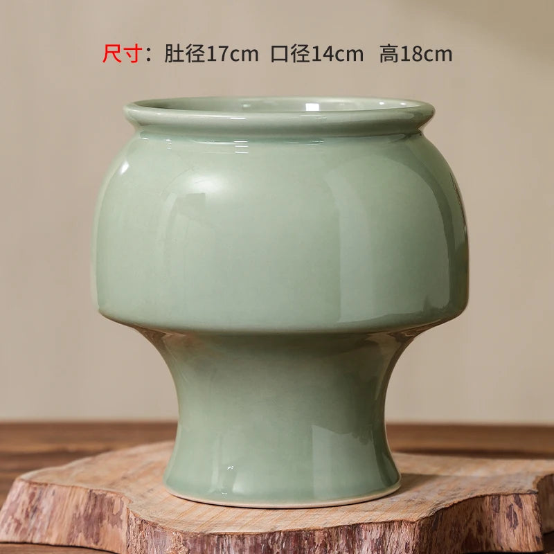 Vase céramique de forme originale de couleur vert pastel, avec un design élégant et sobre.