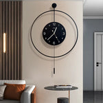 horloge murale moderne aiguille scénique noir blanc minimaliste statue enfantine points jaunes verticale