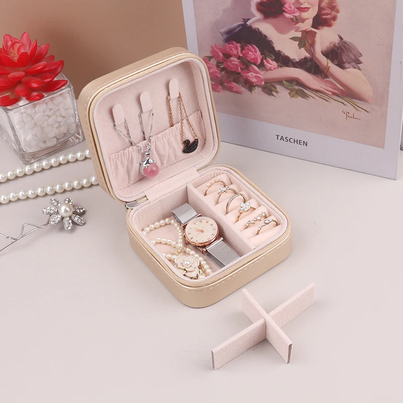 boîte bijoux zippée velours rose pâle moderne élégante femme bracelet boucles doreilles collier montre