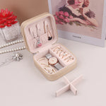 boîte bijoux zippée velours rose pâle moderne élégante femme bracelet boucles doreilles collier montre