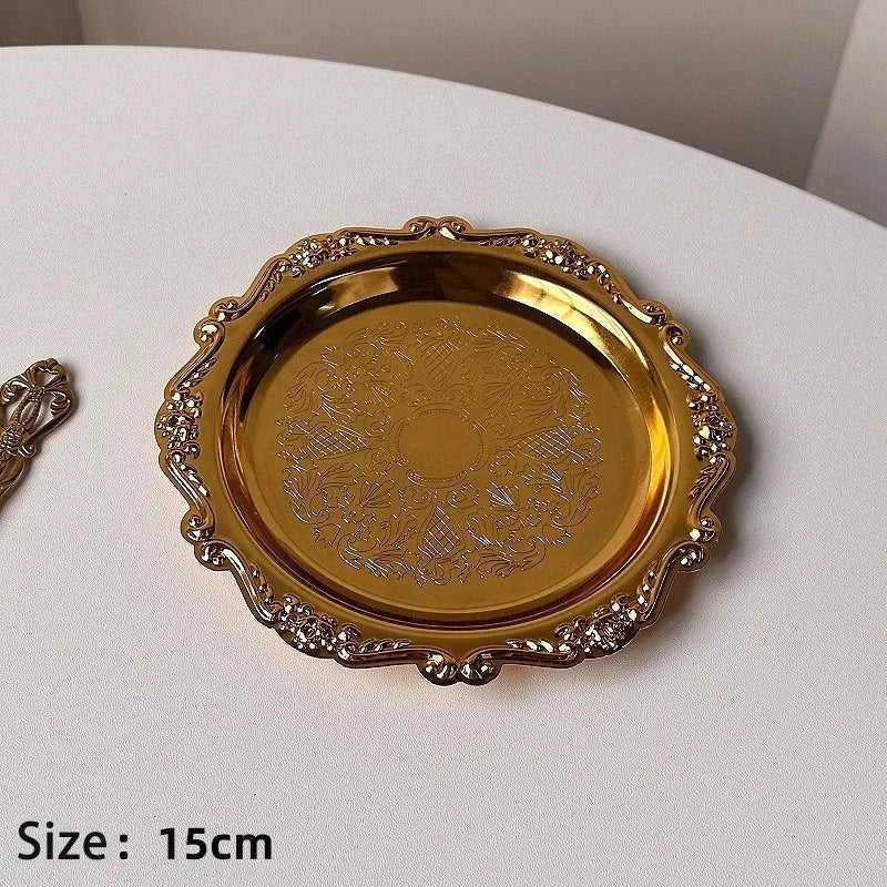 assiettes decoratives argent doré ornements floraux geometriques classiques table dessert bijoux