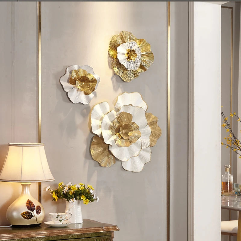 Reflets dorés de la décoration murale sous éclairage LED