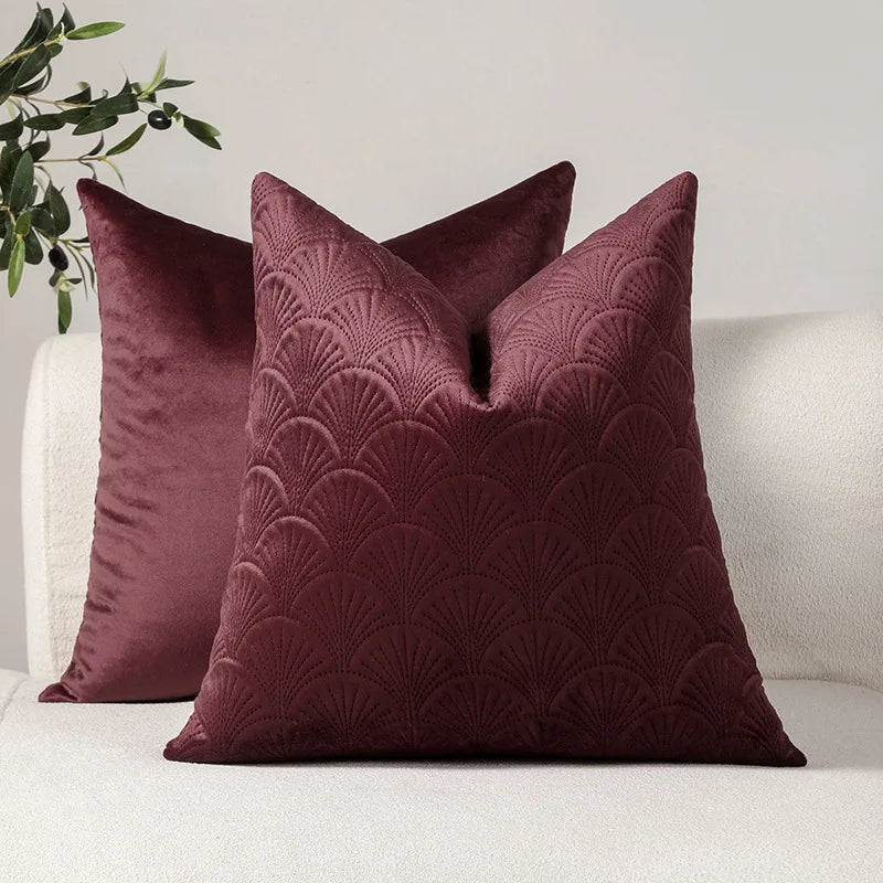 coussins carrés élégants texture plumes couleurs bordeaux blanc marron gris moderne