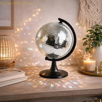statues décoratives modernes globes argentés miroirs disco support noir ornement festive