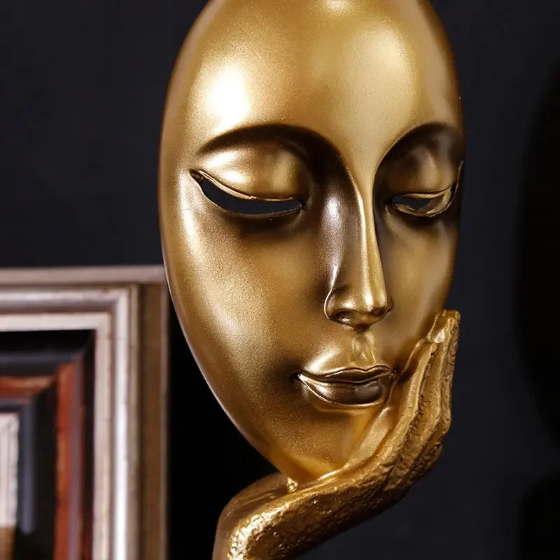 masque sculptural contemporain noir blanc doré finement sculpté base circulaire ornement salon