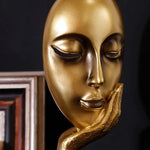 masque sculptural contemporain noir blanc doré finement sculpté base circulaire ornement salon