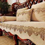 Ce canapé élégant avec ses ornements détaillés et ses coussins moelleux crée une atmosphère raffinée et chaleureuse dans cette pièce.