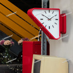 Détail de l'horloge murale triangulaire avec mécanisme silencieux