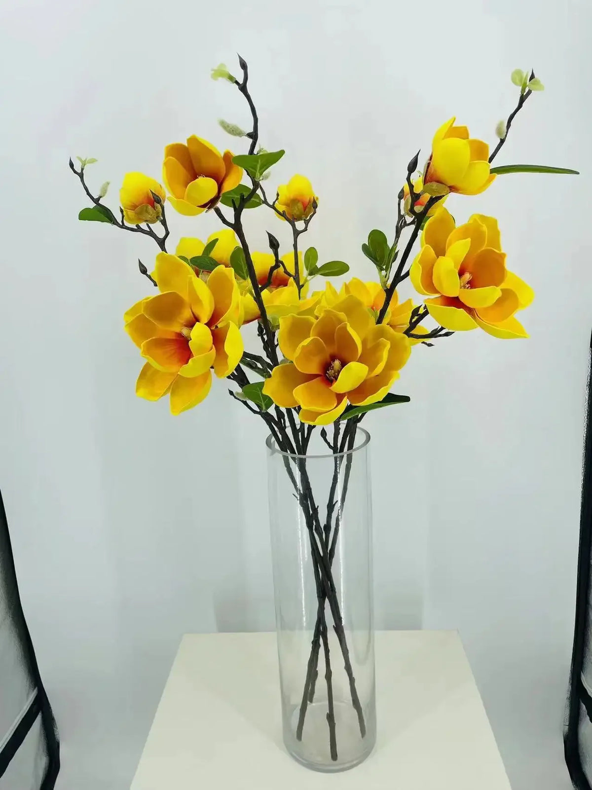 décoration intérieure fleurs artificielles rouge jaune vert naturel brillantes feuilles tiges