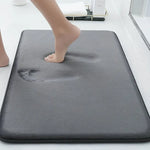 tapis bain motif fleurs noires fond blanc doux antidérapant moderne gris