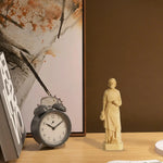 ornement antique statue sainte femme robe longue deco maison tableaux livres horloge plantes
