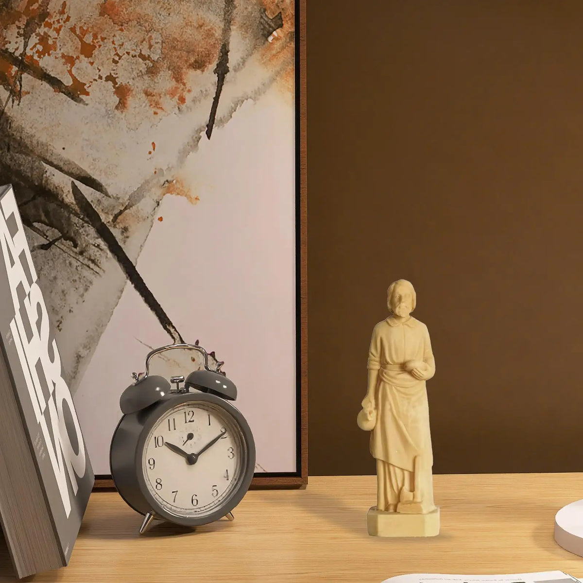 ornement antique statue sainte femme robe longue deco maison tableaux livres horloge plantes