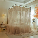 Une chambre de style élégant avec un lit à baldaquin en dentelle de couleur crème, une lampe de sol et une décoration florale, offrant une ambiance romantique et confortable.