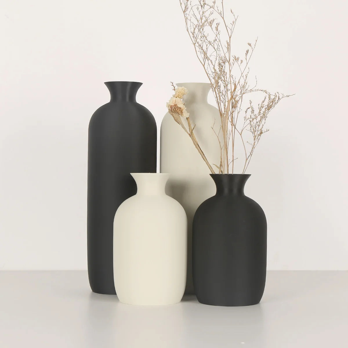 vases minimalistes noirs blancs mat opaques décoration maison fleurs séchées