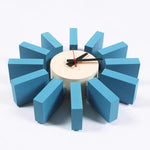 Horloge murale mid century bleu orange noir aiguilles rouge cadran blanc atomique époque