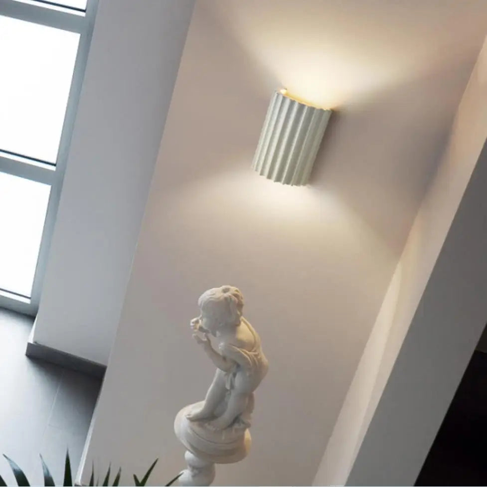 Applique murale LED G9 en résine argentée éclairant un couloir
