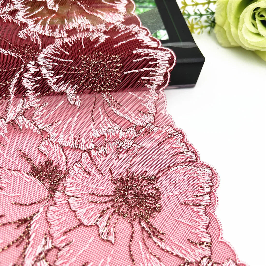 tissu décoratif dentelle polyester rouge motifs fleurs brillantes translucide broderie fine élégante