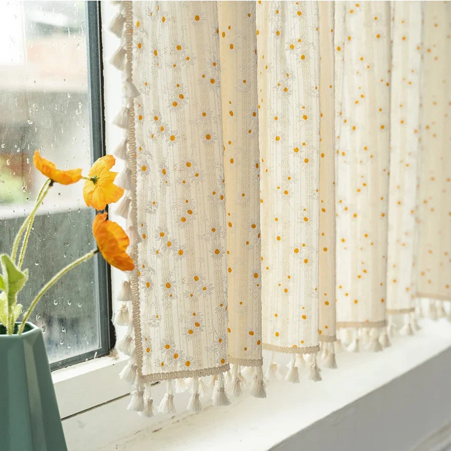 rideau fleuri vintage coton semi transparent pompons beige clair décoration romantique