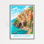 L'image représente une scène pittoresque de la côte amalfitaine en Italie, avec des maisons colorées construites sur des falaises surplombant une mer turquoise parsemée de petits bateaux de pêche.