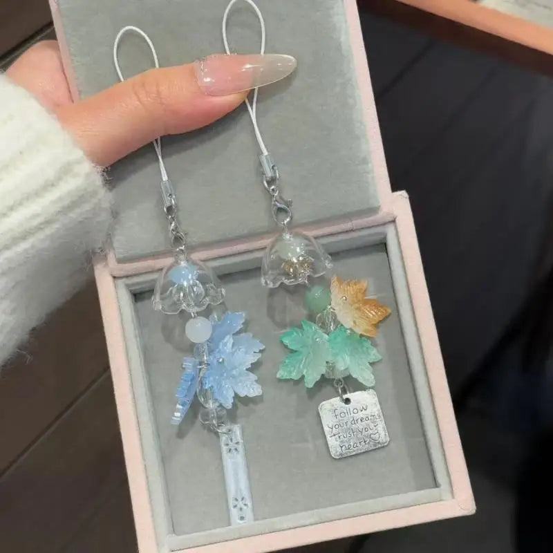 boucles d'oreilles fleurs pompons peluche plaque métallique gravée chic romantique transparent vert bleu orange