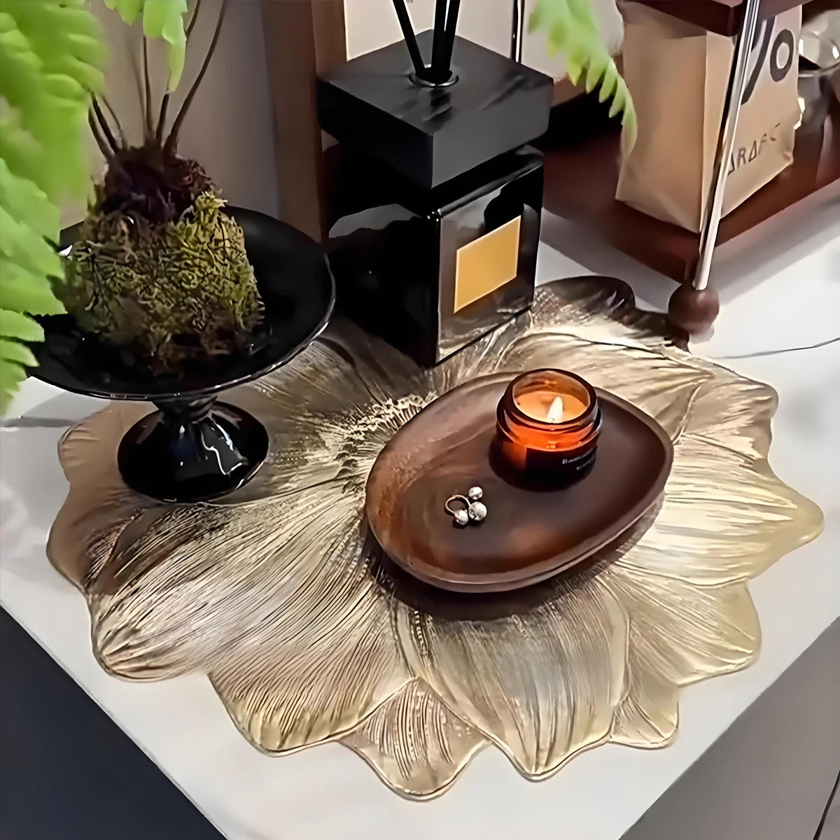 assiette moderne élégante argentée dorée fleur stylisée relief plastique