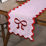 table chemin blanc rouge ruban brodé bordure dentelée classique mariage fête mères saint valentin