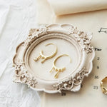 porte bijoux silicone ornements floraux classique baroque colliers or pierres noires blanc