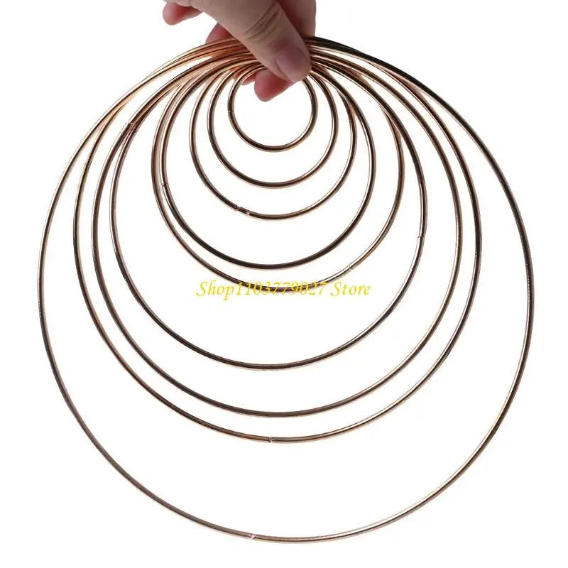 anneaux métalliques or rose lisses minimaliste ensemble anneaux différentes tailles métal opaques salon chambre