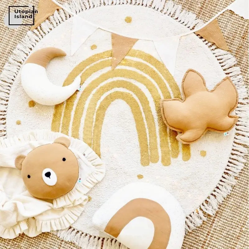 tapis rond moderne arc ciel doré franges blanches coussins décoratifs chambre enfant salon beige