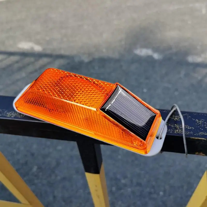 lampe signalisation solaire rouge orange moderne panneau solaire intégré strobe