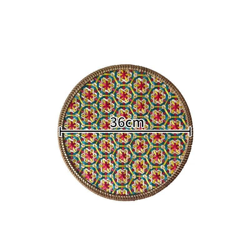 assiettes rotin colorées motifs géométriques naturel vert bleu jaune rouge traditionnel artisanal