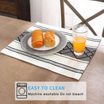 tapis table moderne rayures noires blanc bordure élégante assiettes couverts blancs