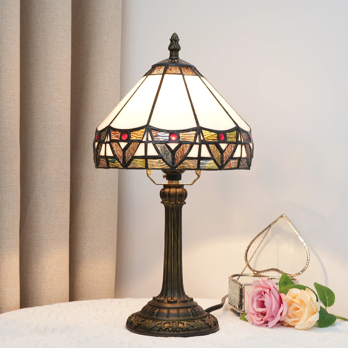 lampe table tiffany multicolore vitrail opaleuse traditionnelle allumée facilement chambre salon