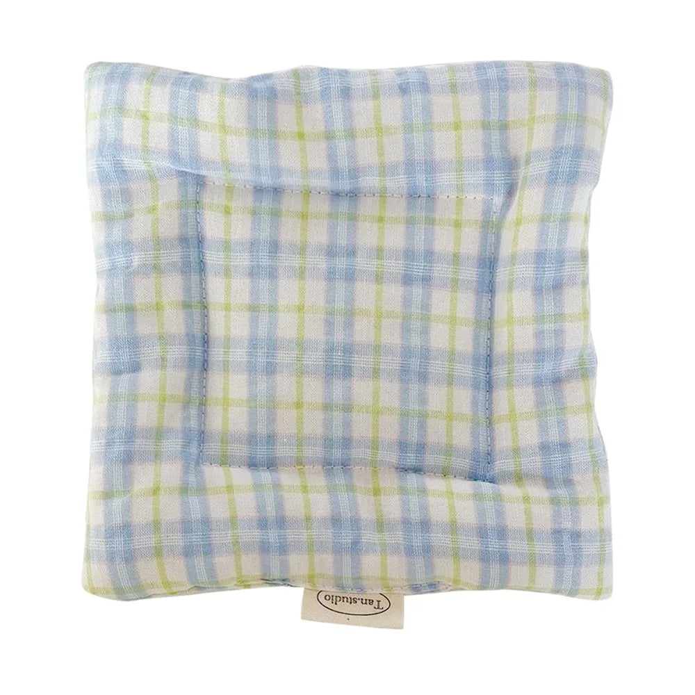 tapis rustique carré bleu clair rayures horizontales points bleus fixation doux polyester respectueux environnement