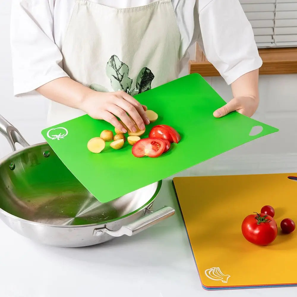 planches découper plastique vert rouge bleu jaune poignées intégrées moderne pratique