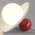 Lampe de chevet verte éclairant une table de nuit