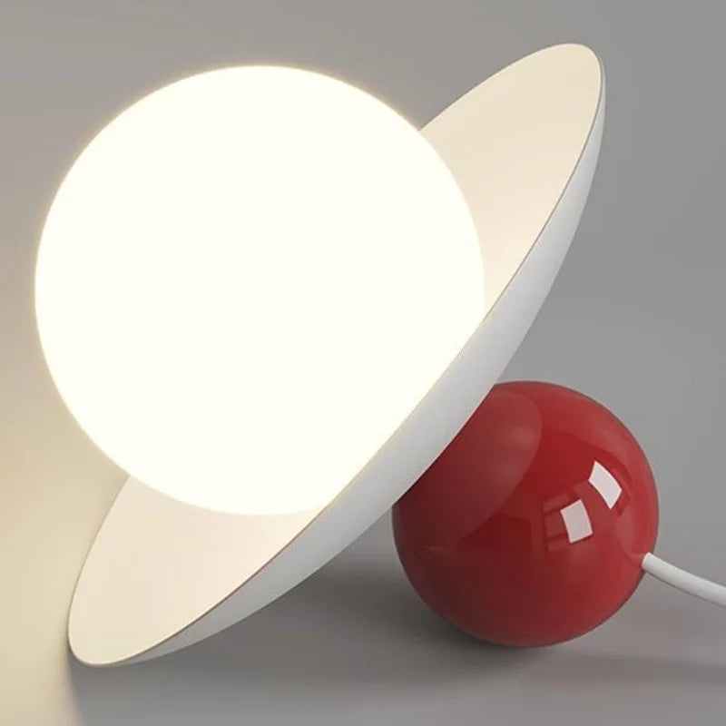 Lampe de chevet verte éclairant une table de nuit