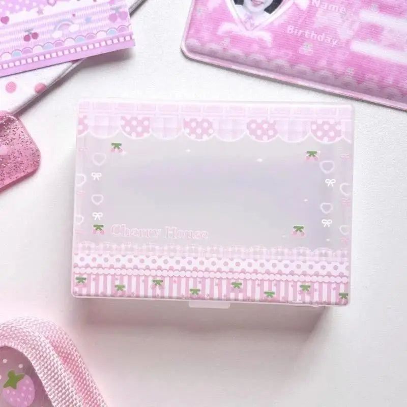 boîte rangement transparente rose motifs floraux points blancs épingles cheveux photos cartes postales poignées
