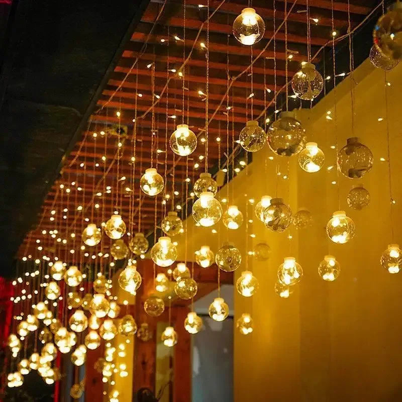 Panneau solaire de la guirlande lumineuse en fonctionnement en extérieur