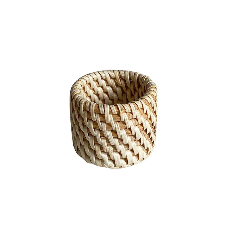 baskets tressées rustiques couleur beige clair artisanal paires différentes matériaux naturels adhésifs serviettes pliées
