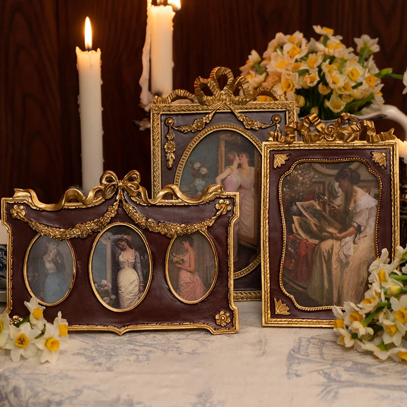 cadre photo vintage rococo décoration florale dorée marron bordure relief femmes robes xixe siècle