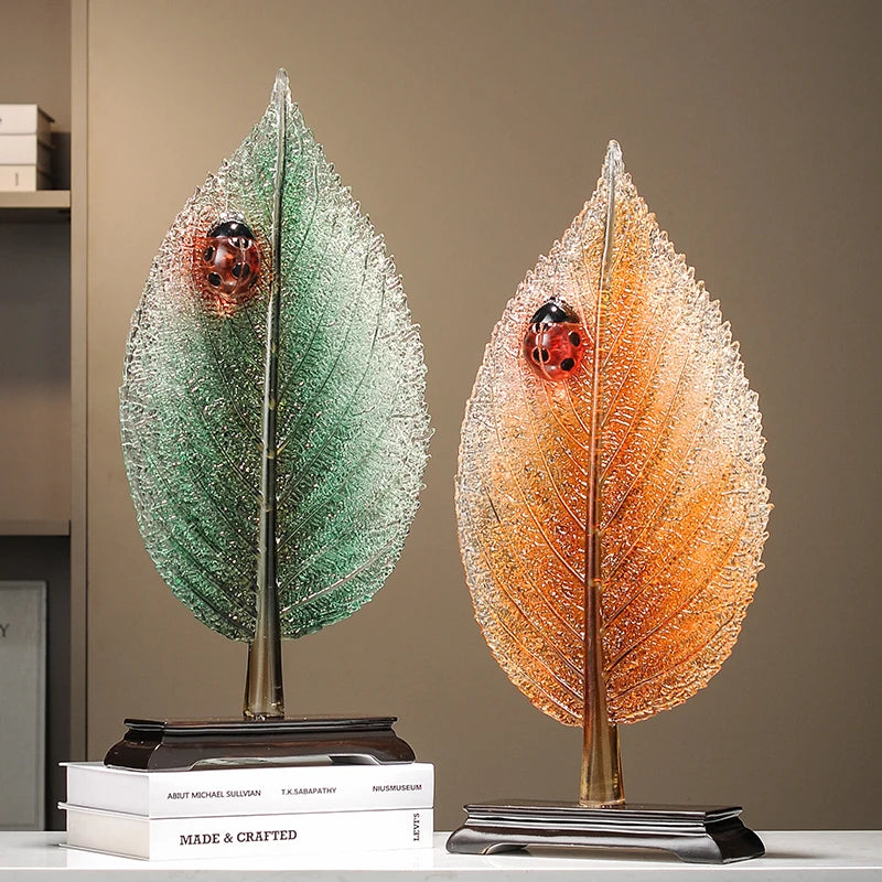 ornement résine feuille coccinelle verte rouge moderne sculpture semi translucide étagère salon decoration