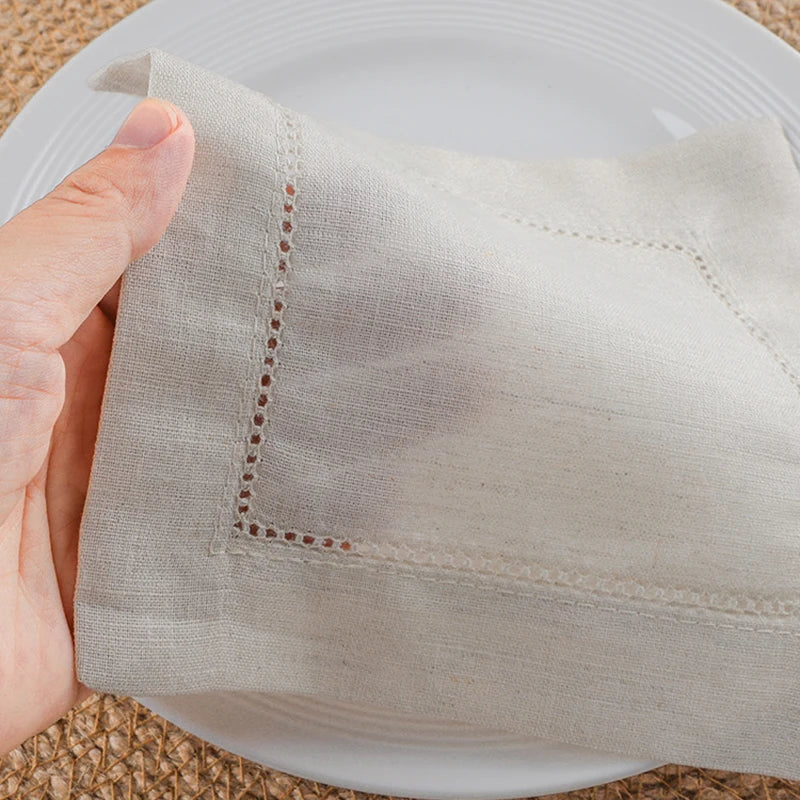 serviettes cocktail blanc classique bordure brodée réutilisables table restaurant 15x15cm pack 6pcs