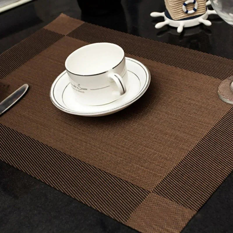 sets table modernes nappes tapis coussinets marron beige gris tressés texturés semi transparents assiettes