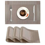 tapis table moderne rayures horizontales beige marron gris clair assiette cuillère couteau tasse