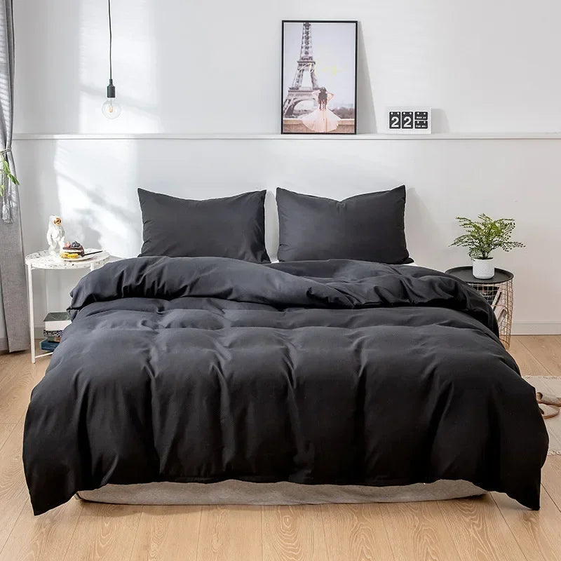 Housse de couette 220x240 uni moderne en polyester sur un lit